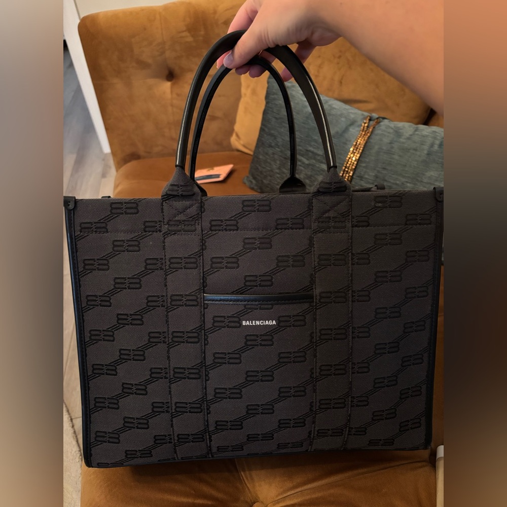 Balenciaga women’s Bag in color black.